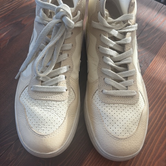 VEJA sneakers women’s size 9- worn twice! - Picture 3 of 7